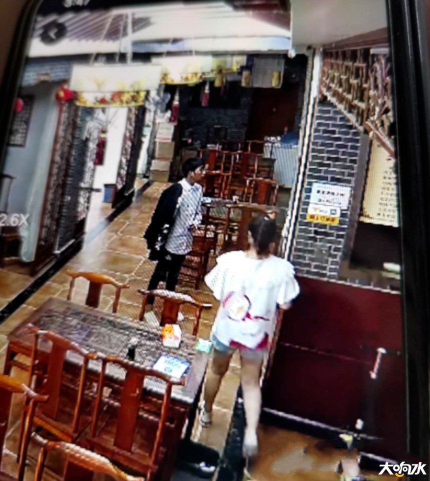 该男子询问火锅店员